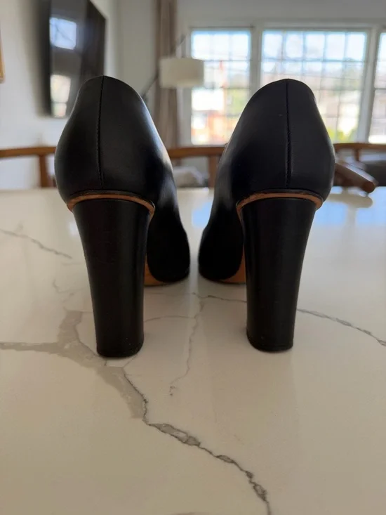 Gucci Black Leather Pump with Gold Horsebit Accent - Picture 4 of 8